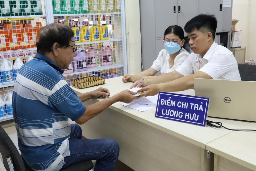 Hơn 3,3 triệu người được nhận lương hưu và trợ cấp tháng 5 sớm, từ 25/4. Ảnh minh họa: VGP