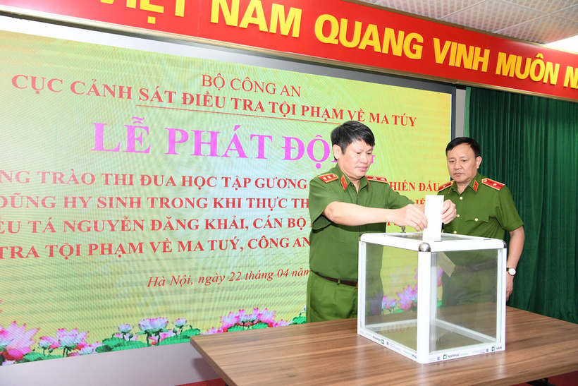 Trung tướng Nguyễn Văn Viện, Cục trưởng Cục Cảnh sát điều tra tội phạm về ma túy và lãnh đạo Cục quyên góp, ủng hộ gia đình Liệt sỹ Nguyễn Đăng Khải