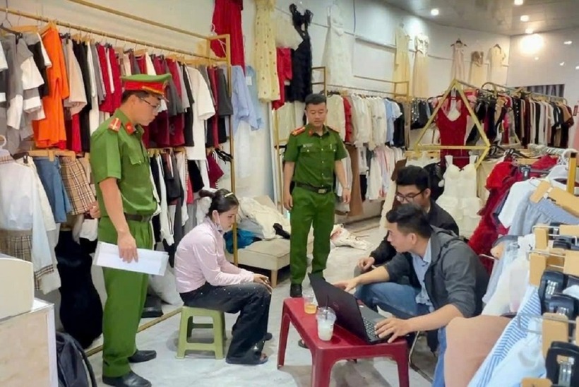 Phạm Thị Liêu (áo hồng) lúc bị bắt. (Ảnh: Công an Quảng Ngãi)