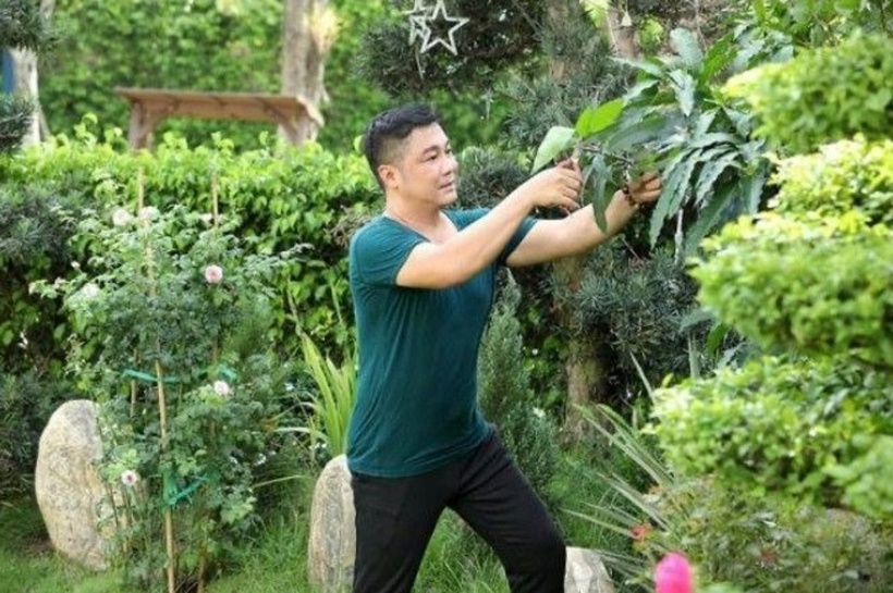 Ở phía ngoài biệt thự, Lý Hùng đầu tư một khu vườn mini trồng nhiều cây cảnh và cây ăn quả. Bên cạnh đó, anh cũng xây một hồ cá và nuôi chim.