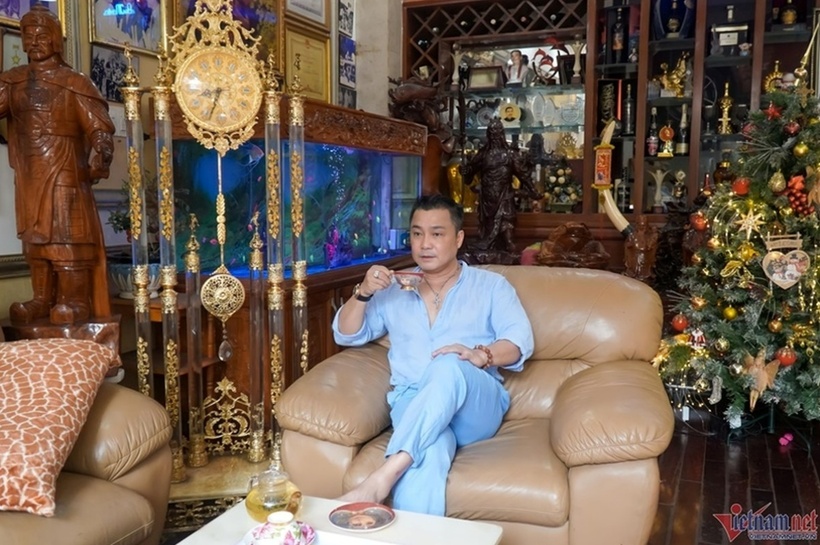 Cơ ngơi của Lý Hùng nằm tại một khu dân cư yên tĩnh, với cấu trúc 1 trệt, 2 lầu và sân thượng. Nam diễn viên từng tâm sự mục đích xây nhà mới là để bố mẹ có không gian sống thoáng mát, yên tĩnh. "Ba tôi qua nhiều cơn bạo bệnh, mẹ mới mổ nhưng về nhà mới cha mẹ ngủ ngon và vui hơn", anh chia sẻ.