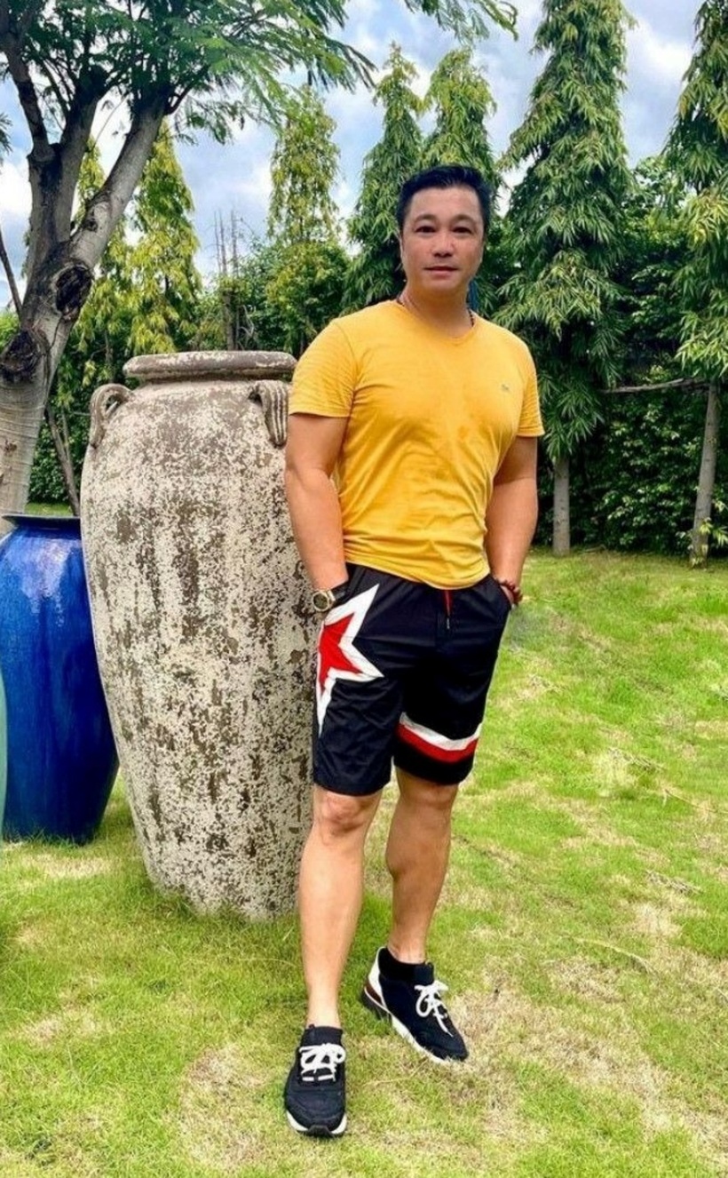 Là người thích trang trí nội thất, nam diễn viên đã lên ý tưởng cho các thiết kế trong nhà. Anh tốn 1 năm để xây dựng và thêm 1 năm nữa để lựa chọn, tìm kiếm nội thất sao cho phù hợp với ngôi nhà khang trang.
