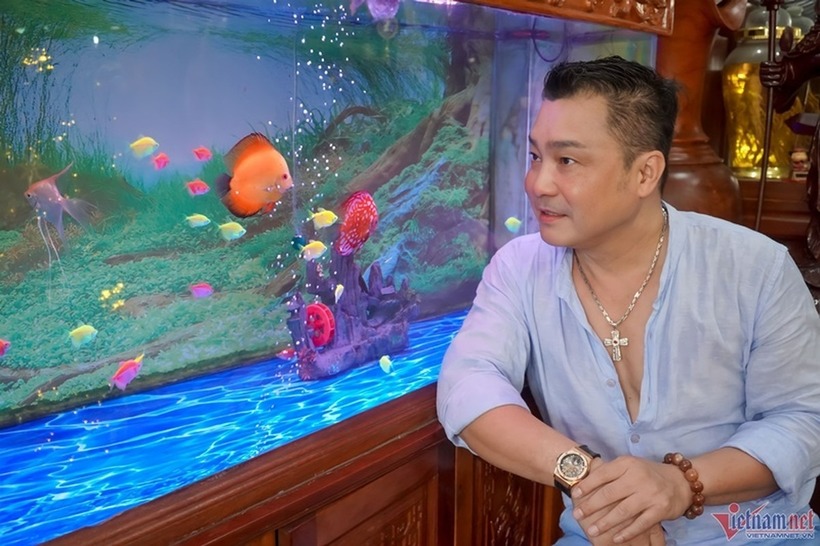 Biệt thự được bài trí với gam màu trầm, ấm áp, với phong cách pha trộn giữa hiện đại và cổ điển. Tại phòng khách, anh trưng bày nhiều hình ảnh gia đình, giải thưởng mà các thành viên đạt được trong sự nghiệp.