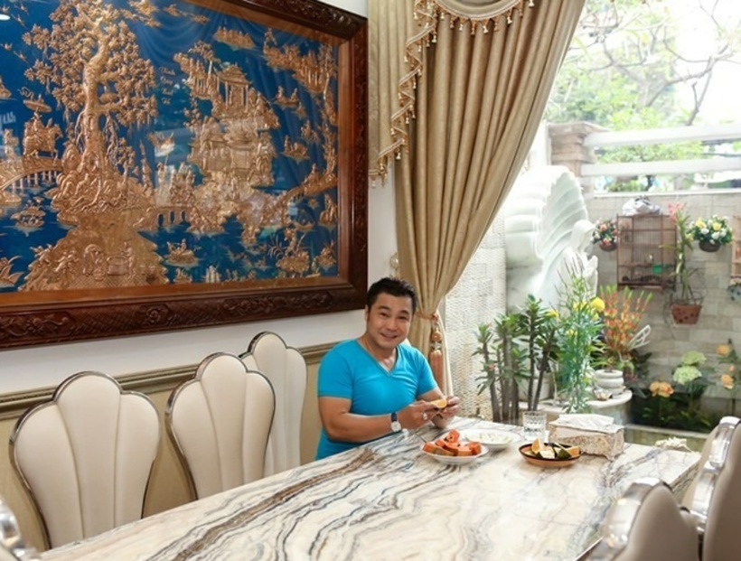 Phòng ăn được Lý Hùng thiết kế liền kề với khu vườn bên trong tổ ấm. Nổi bật giữa phòng ăn là bức phù điêu được nam diễn viên mua nhiều năm trước.
