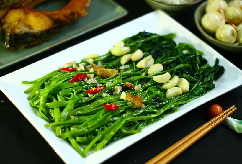 Khi ăn rau muống cần rửa sạch, nấu chín kỹ, nên lựa chọn mua rau muống có nguồn gốc rõ ràng để đảm bảo rau an toàn cho gia đình.