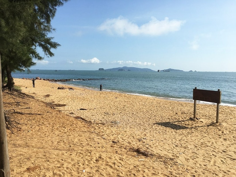 Bãi Đông có vẻ đẹp hoang sơ, thanh bình, nước biển trong xanh, hải sản tươi ngon và giá rẻ. Nơi đây có bờ biển dài, bao quanh là núi cao, ghềnh đá. Ảnh minh họa.