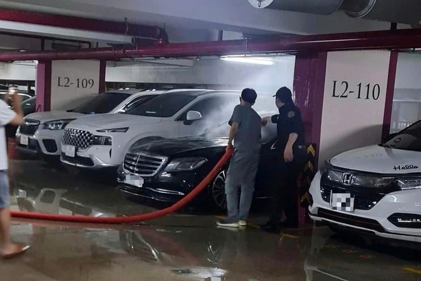Chiếc xe bỗng dưng bốc cháy khi đang đậu trong hầm tại một chung cư. Ảnh: Dân Trí