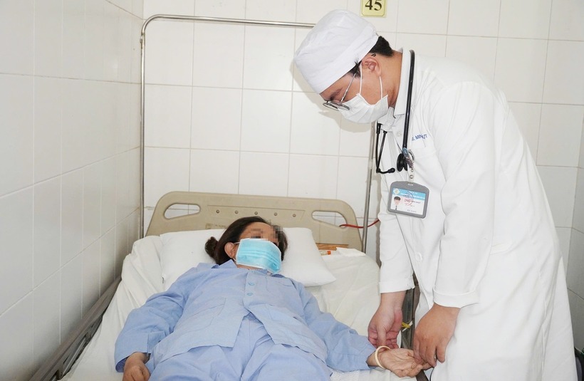 Người phụ nữ choáng nặng, suy đa tặng vì uống cùng lúc 140 viên thuốc hạ huyết áp. Ảnh: Công lý