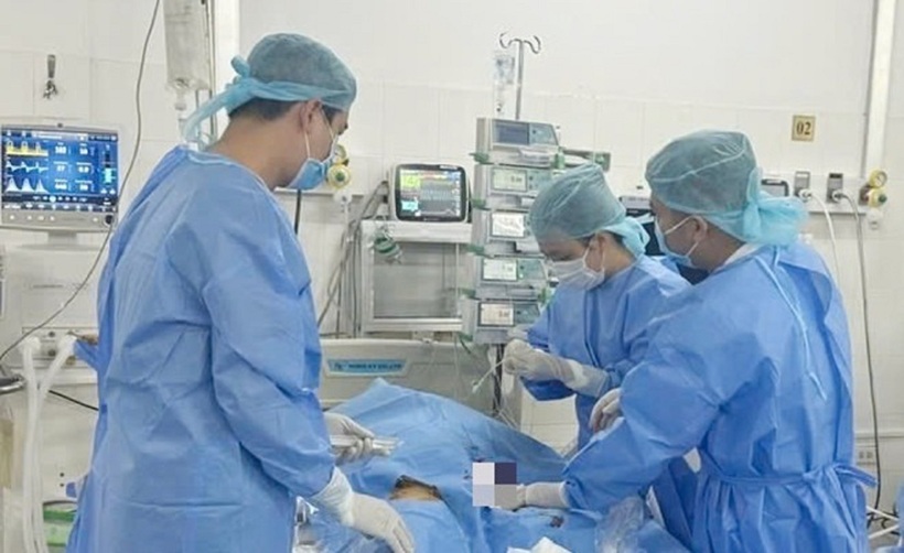 Bác sĩ dùng kỹ thuật ECMO để cứu bệnh nhân. Ảnh: VietNamnet