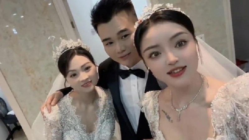 hú rể cho biết chỉ tổ chức hôn lễ với bạn gái mới, còn vợ cũ tham gia chụp ảnh vì còn yêu thương anh. Ảnh: China.