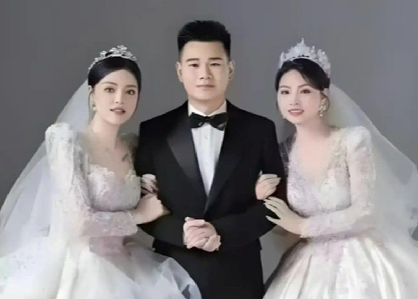 Chú rể diện vest đen lịch lãm, đứng giữa hai cô gái mặc váy cưới trắng. Ảnh: China.