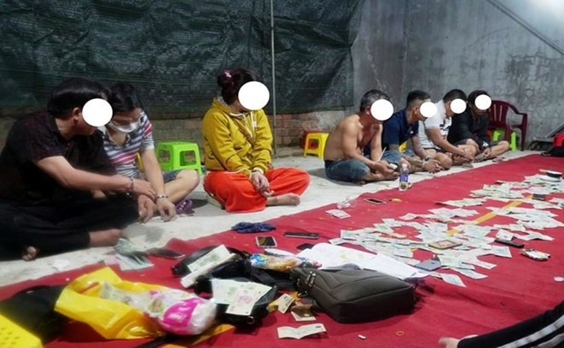 Công an tỉnh Quảng Ngãi bắt giữ hàng chục đối tượng tham gia đánh bạc. (Ảnh: Công an Quảng Ngãi)