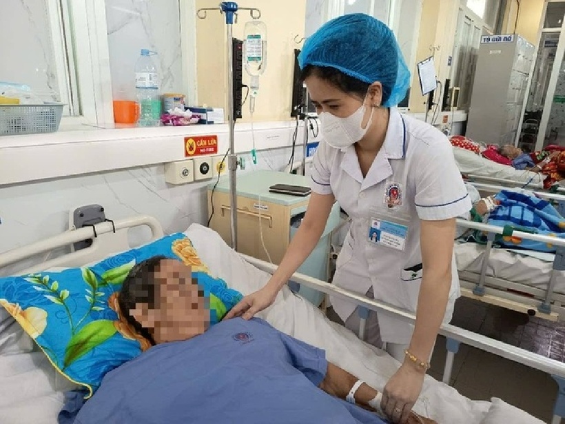 Bà L.T.C đã dần ổn định và được chuyển về khoa Nội tim mạch - Lão khoa tiếp tục điều trị. Ảnh: Báo Sức khỏe và Đời sống