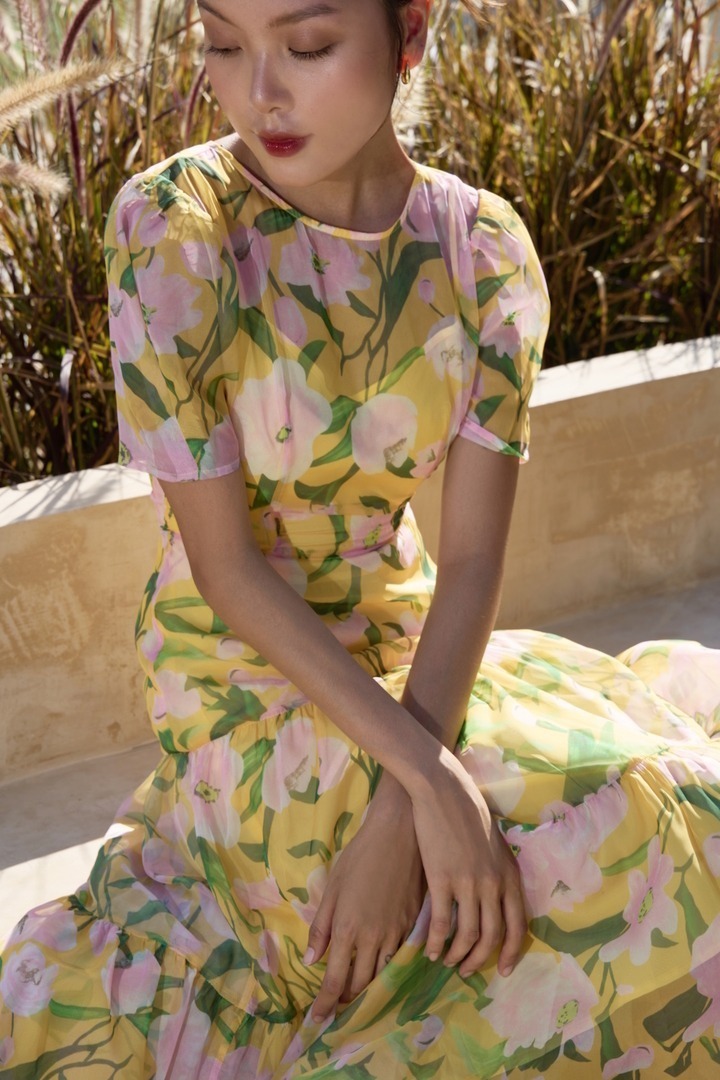 Váy hoa mùa hè không chỉ là một bộ trang phục, mà còn là biểu tượng của sự tự do và phóng khoáng. Ảnh minh hoạ.