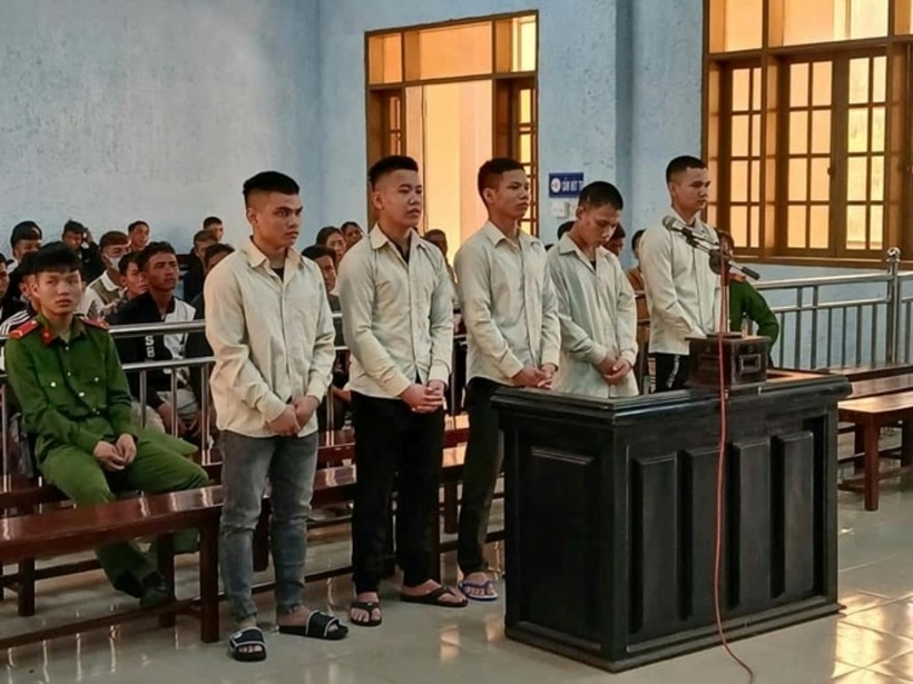 5 bị cáo tại phiên tòa. Ảnh: Lao Động