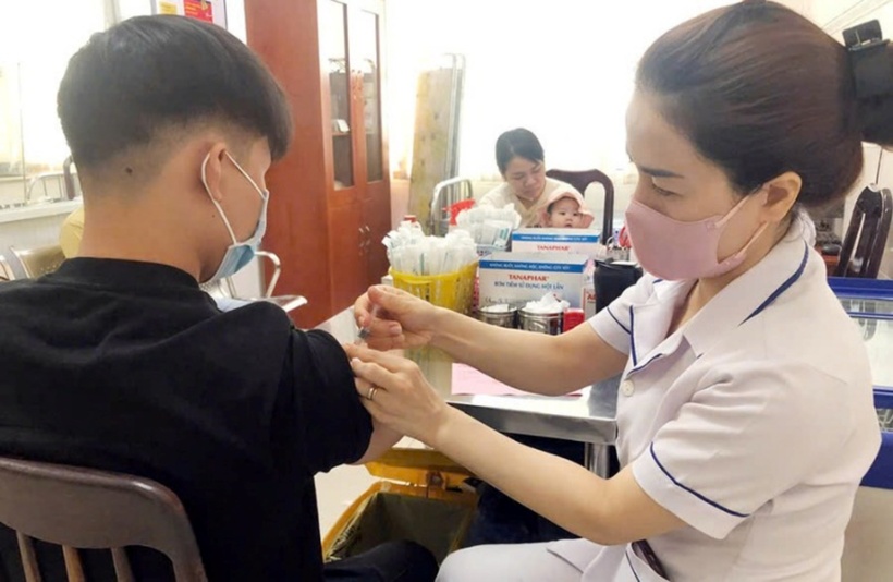 Người dân cũng cần lưu ý đến việc tiêm phòng đầy đủ để bảo vệ tính mạng chính mình và người thân. Ảnh: Tuổi Trẻ.
