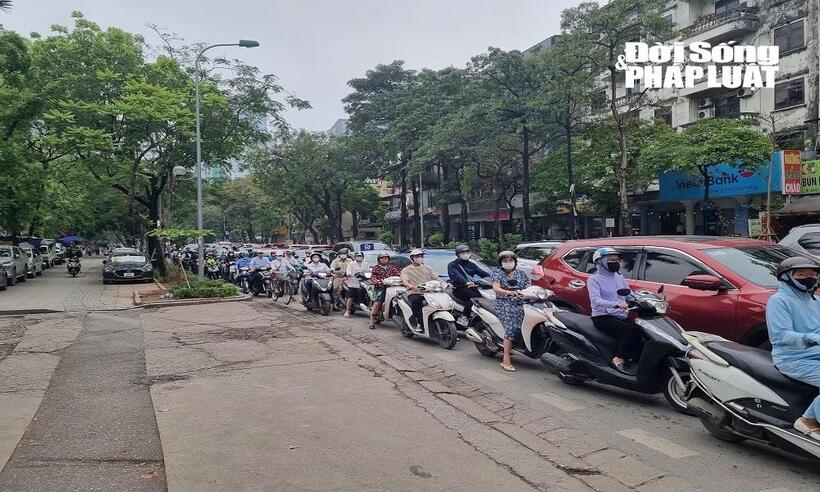 Tại phố Huỳnh Thúc Kháng, đa phần người dân chấp hành rất tốt dù đường đông, tuy nhiên vẫn có những trường hợp cố tình đi xe lên vỉa hè.