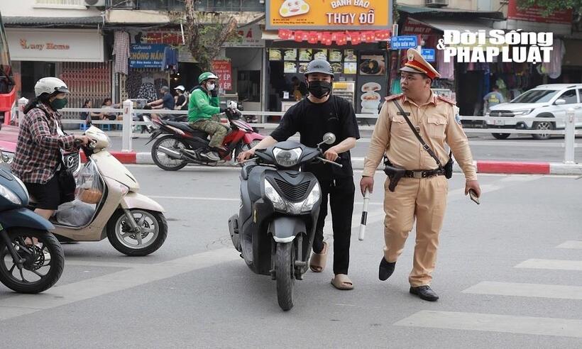 CSGT xác định phương tiện “vượt đèn đỏ” qua hệ thống camera giám sát giao thông.