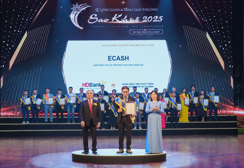 Ông Trần Hoài Phương- Giám đốc Khối Khách hàng doanh nghiệp HDBank- đại diện HDBank nhận giải Sao Khuê