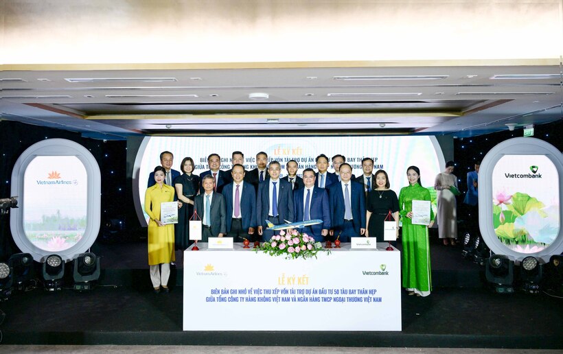 Ban lãnh đạo Vietnam Airlines và Vietcombank chụp ảnh lưu niệm sau khi ký kết