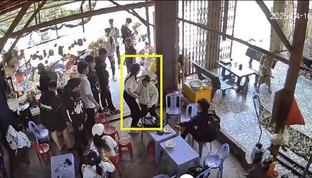 Em M. bị hành hung trong một quán ăn trên địa bàn xã Nhơn Hạnh. (Ảnh: Thanh niên)