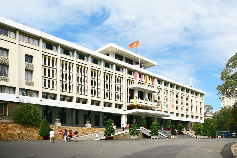 Dinh Độc Lập có kiến trúc mang phong cách hiện đại, vừa trang nhã và uy nghiêm, được bao quanh bởi khuôn viên xanh mát. Ảnh: Vietnamplus/ Tạp chí Du lịch.