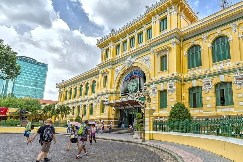 Bưu điện Thành phố nổi tiếng là điểm check-in thu hút hàng loạt du khách khi đến thăm thành phố mang tên Bác. Ảnh: Báo Công lý.