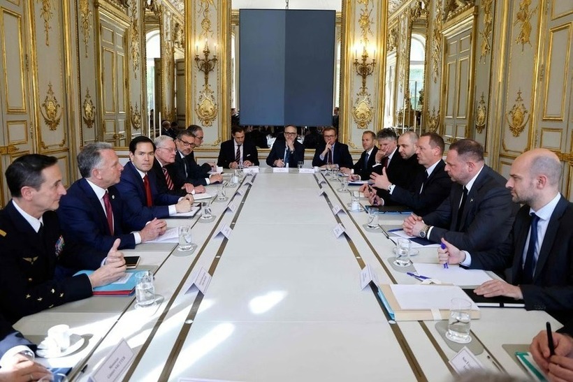 Các quan chức Mỹ, châu Âu và Ukraine họp tại Điện Elysee ở Paris, ngày 17/4. Ảnh: Reuters