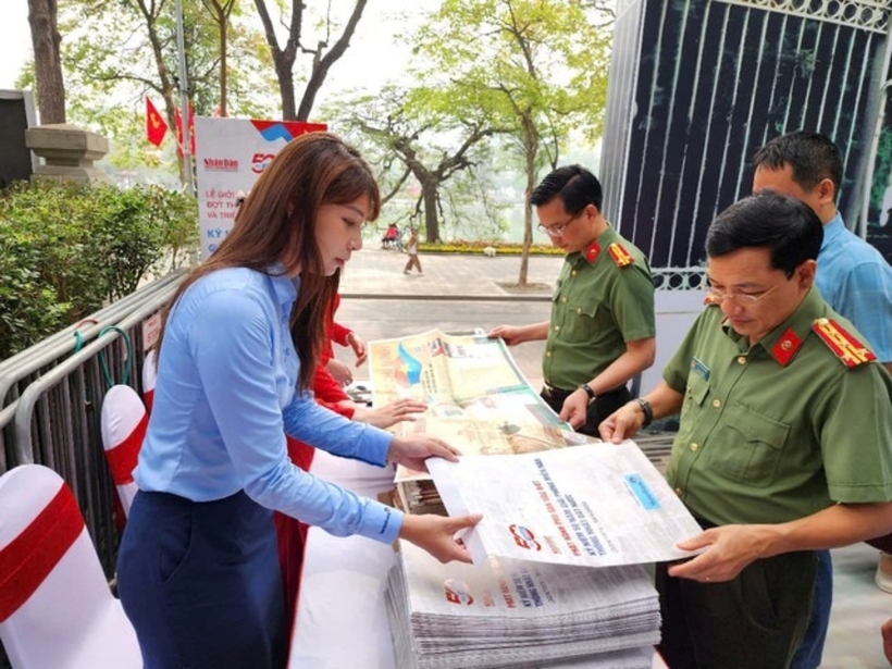 Phụ san đặc biệt của báo được phát tại triển lãm.