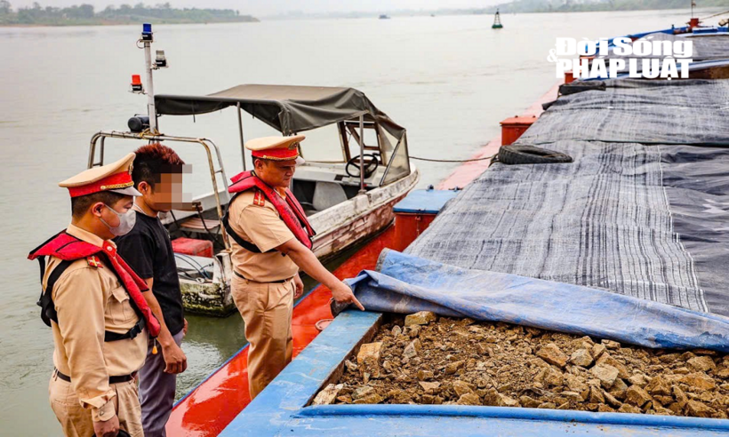 CSGT kiểm tra hàng hóa vận chuyển trên phương tiện.