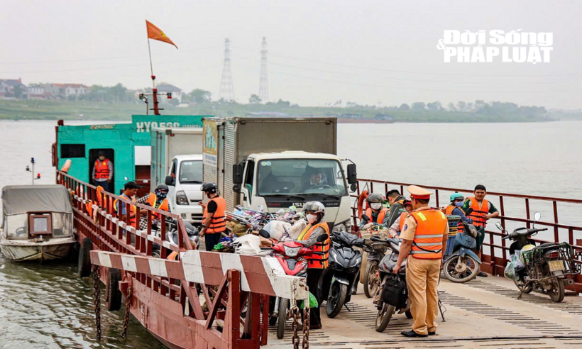 CSGT kiểm tra đột xuất bến khách ngang sông.