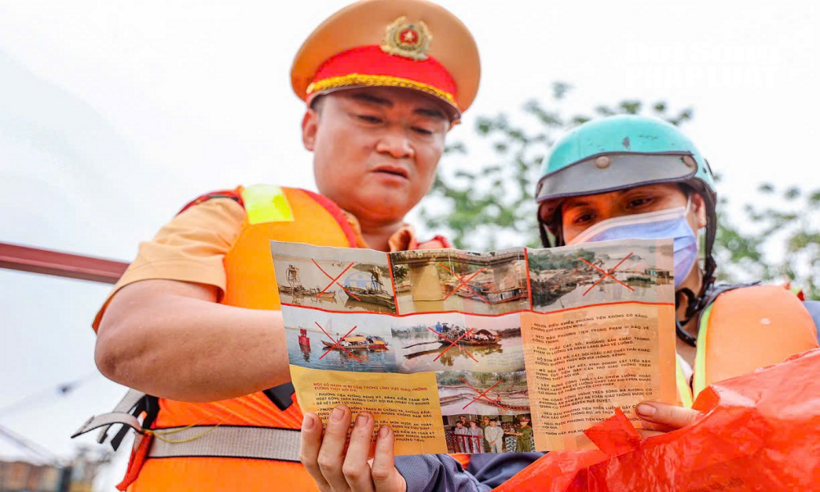 Phát tờ rơi tuyên truyền an toàn giao thông đường thủy.