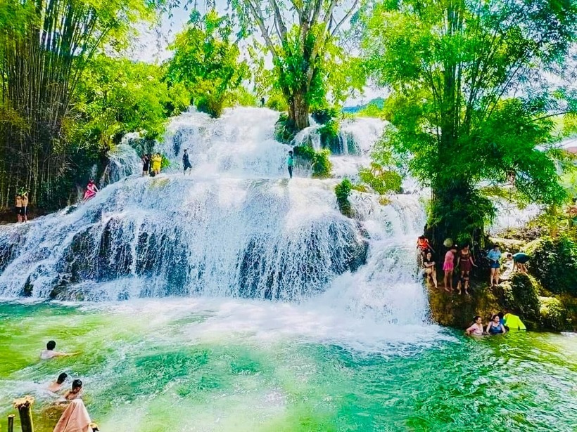 Thác Trăng là điểm "trốn nóng" lý tưởng với khung cảnh xanh mướt, nước trong, mát lạnh, nhiều hoạt động vui chơi. Ảnh minh họa.
