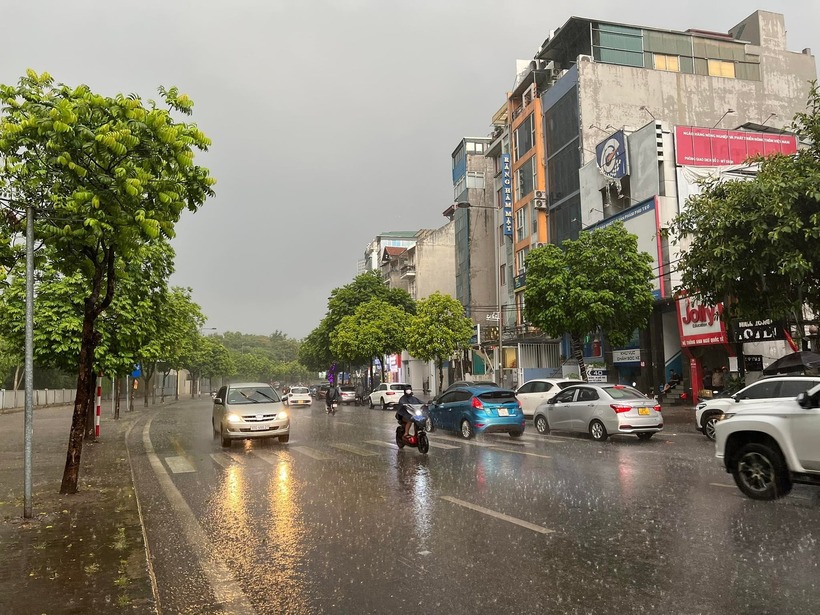 Đợt không khí lạnh yếu gây ra mưa giông và làm nhiệt độ ở miền Bắc giảm xuống. Ảnh minh hoạ.