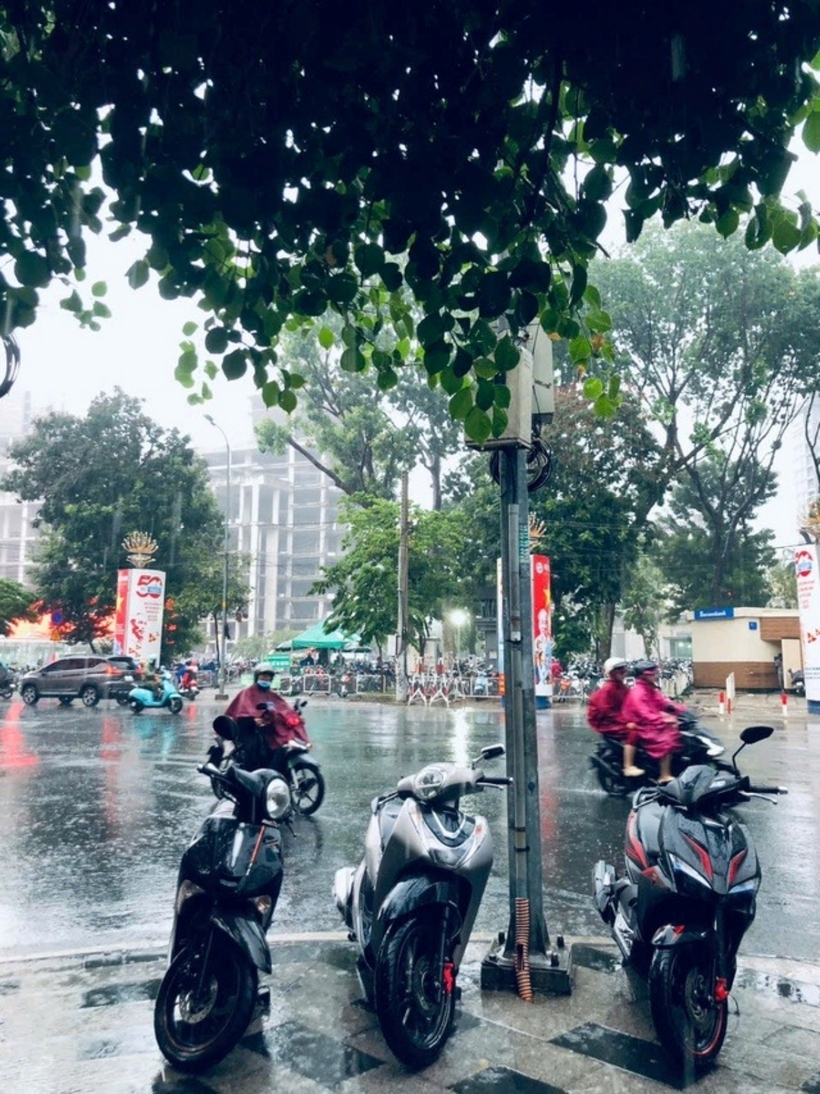 TP.HCM xuất hiện "mưa vàng giải nhiệt" vào chiều 23/4. Ảnh: Thanh Niên