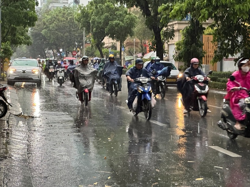 Khu vực quận 3 (TP.HCM) cũng mưa vào giờ tan tầm. Ảnh: Thanh Niên