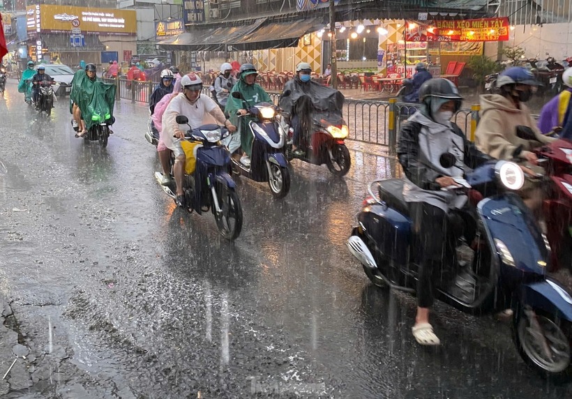 Mưa rất lớn đúng vào giờ tan tầm tại khu vực quận 5 (TP.HCM). Ảnh: Tiền Phong