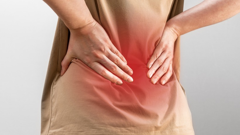 Nếu bị đau lưng kéo dài hoặc trở nên nặng hơn, cần phải đi khám ngay. Ảnh minh họa.