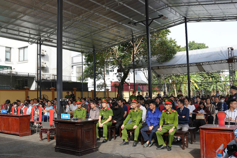 Các bị cáo tại phiên tòa xét xử sơ thẩm vụ án
