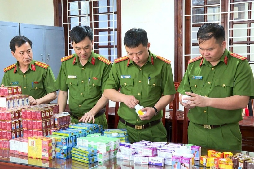 Lực lượng công an kiểm tra số thuốc giả. (Ảnh: Công an Thanh Hóa)