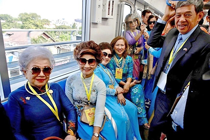Kiều bào trải nghiệm tuyến metro Bến Thành - Suối Tiên. (Ảnh: Tuổi trẻ)