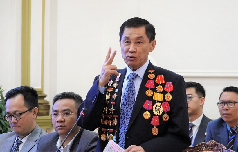 Ông Johnathan Hạnh Nguyễn góp ý tại cuộc gặp gỡ kiều bào tiêu biểu do UBND TP.HCM tổ chức ngày 7/1/2023. (Ảnh: Thanh niên)