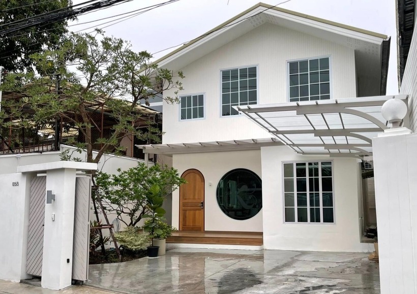 Những mẫu nhà phố tông trắng tinh khôi chính là lựa chọn hoàn hảo và không bao giờ lỗi mốt. Ảnh: VTC News