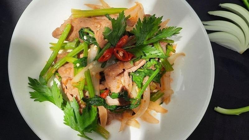 Cách làm bò xào cần tây không những ngon mà còn tốt cho gan - 1