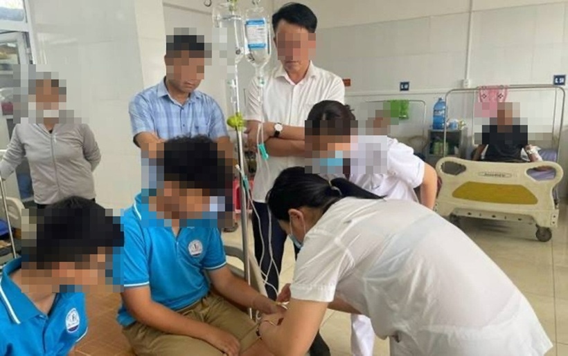 Các em học sinh nhập viện vì đau bụng, buồn nôn, nổi mày đay đang được các bác sĩ chăm sóc.
