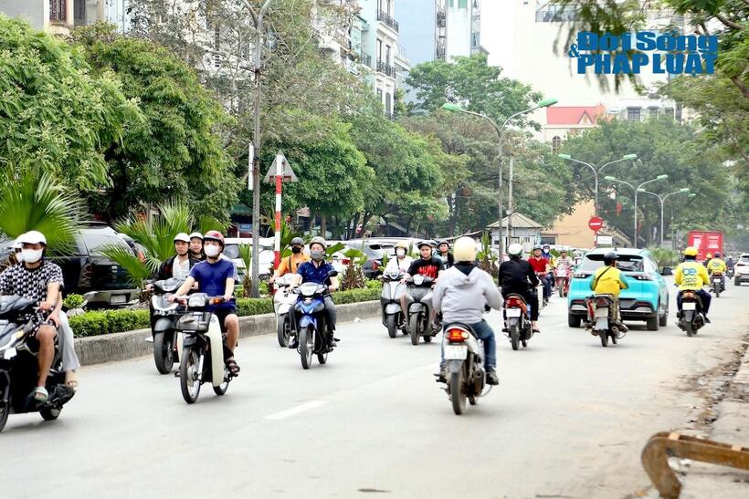 Dòng người nối đuôi nhau đi ngược chiều trên đường Nguyễn Ngọc Vũ