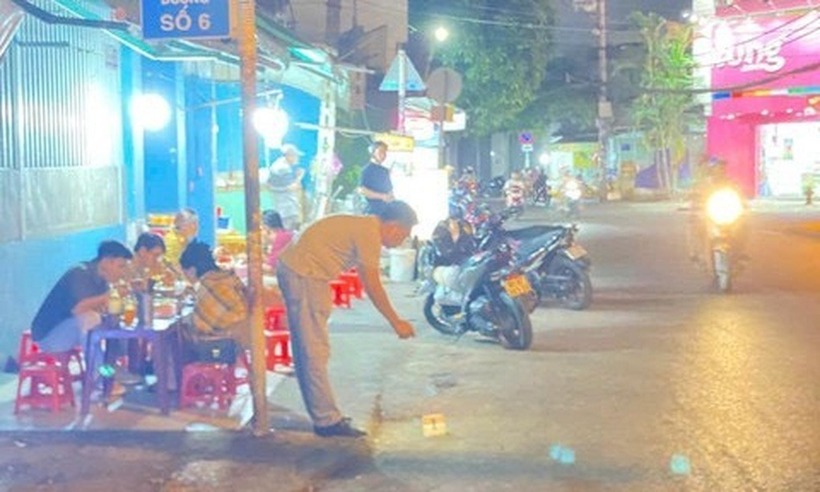 Cảnh sát khám nghiệm hiện trường vụ cướp giật. Ảnh: Dân Trí