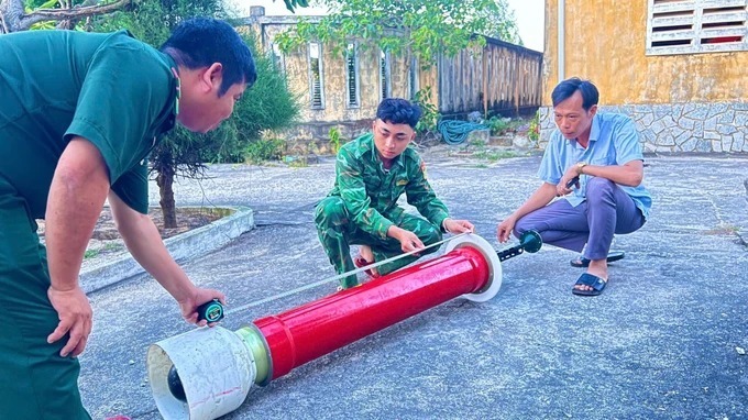 Vật thể có hình trụ và chiều dài 1,94m. Ảnh: Sài Gòn Giải Phóng