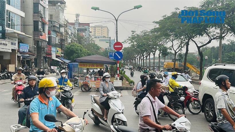 Một phần lòng đường còn bị người dân lấn chiếm, ngang nhiên bày bàn, ghế để bán hàng