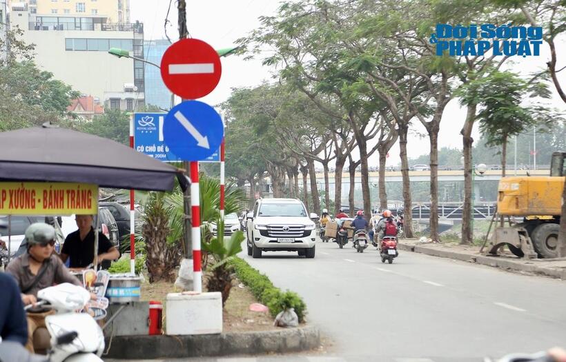 Không chỉ xe máy, nhiều ô tô cũng vi phạm tại tuyến đường trên